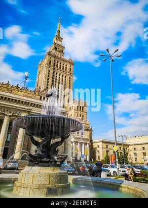 Varsovie août 31 2018 Fontaine en face du Palais de Culture et science Banque D'Images