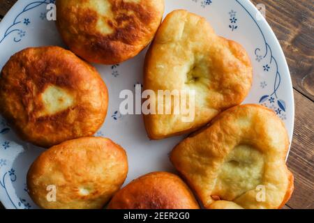 Beignets faits maison en forme de coeur sur l'assiette Banque D'Images