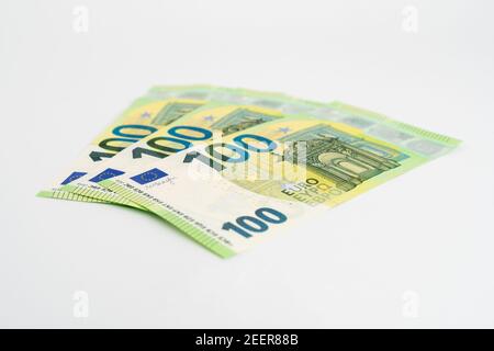 Nouveaux billets verts de cent euros sur fond blanc de studio. 100 euros reposant sur une surface blanche comme monnaie en Europe. Banque D'Images