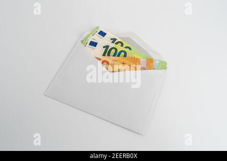 De l'argent dans une enveloppe en cadeau ou des gains illégaux ou un salaire normal. Espèces en billets de 50 et 100 euros. Nettoyer l'image du studio. Banque D'Images