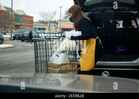 Le supermarché Lunds & Byerlys a masqué l'acheteur qui livra des produits d'épicerie au bord du trottoir de la voiture du client pendant la pandémie de Covid. St Paul Minnesota MN États-Unis Banque D'Images