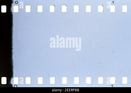Texture ou surface poussiéreuse et rugueuse du film 35 mm. Film perforé isolé sur fond blanc. Banque D'Images
