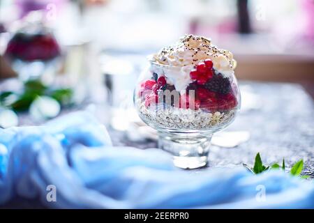 Idees De Recettes Pour L Ete Regime Petit Dejeuner Dessert Matin Sain Dans Des Pots De Porc Avec Baies D Ete Framboise Cerises Mure Sur Fond De Pierre Photo Stock Alamy