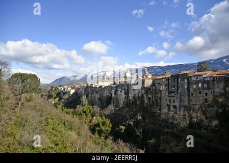Vue panoramique sur Sant'Agata dei Goti, un village médiéval de la province de Benevento, en Italie. Banque D'Images