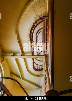 Recherchez l'escalier en colimaçon dans la vieille maison Banque D'Images