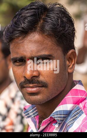 Ayodhya, Karnataka, Inde - 9 novembre 2013 : portrait d'un jeune agriculteur avec une chemise rose-blanc-bleu et des cheveux noirs et une poupe à l'aspect de la moustache. Banque D'Images