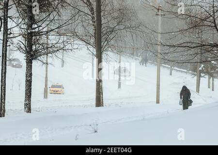 des dérives profondes dans le parc. un puissant cyclone a frappé la ville et il y avait beaucoup de neige en hiver Banque D'Images