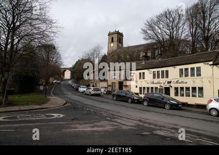 L'église St Jamen's Church et l'épaule du pub Mutton dans le centre du village de Slaithwaite dans le West Yorkshire, Angleterre Royaume-Uni Banque D'Images