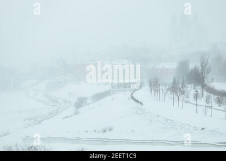 des dérives profondes dans le parc. un puissant cyclone a frappé la ville et il y avait beaucoup de neige en hiver Banque D'Images