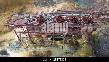 Ancienne structure industrielle avec chariots et rails dans une mine de cuivre abandonnée, vue d'en haut Banque D'Images