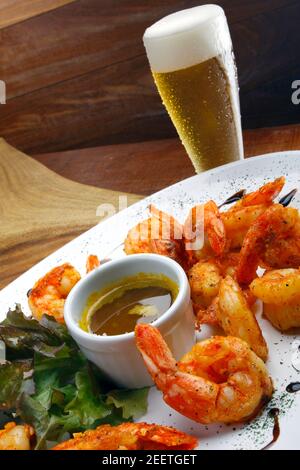 Haute cuisine, grandes crevettes avec sauce Banque D'Images