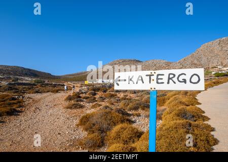 Folegandros, Grèce - 25 septembre 2020 : un panneau indiquant la plage de Katergo, l'une des plus belles plages de l'île de Folegandros. Cyclades, GR Banque D'Images