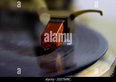 Gros plan d'un capteur acoustique de platine avec aiguille sur un disque vinyle, foyer sélectif Banque D'Images