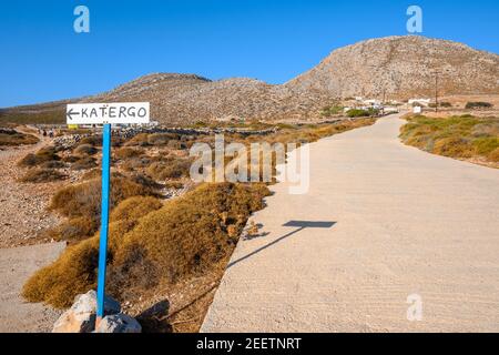 Folegandros, Grèce - 25 septembre 2020 : un panneau indiquant la plage de Katergo, l'une des plus belles plages de l'île de Folegandros. Cyclades, GR Banque D'Images