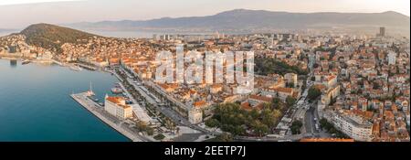 Vue panoramique aérienne du palais de Dioclétien dans la vieille ville de Split Au lever du soleil en Croatie Banque D'Images