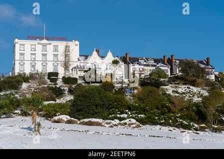 Muthu Westcliff Hotel, Westcliff on Sea, au-dessus de Western Esplanade, Southend on Sea, Essex, Royaume-Uni. Cliff Gardens enneigés. Vue pittoresque Banque D'Images