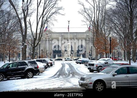 Washington DC. USA, le 6 janvier 2015 en regardant vers le nord le long de Delaware Ave. Ne vers la fontaine Christopher Columbus Memorial en face de Union Station Banque D'Images