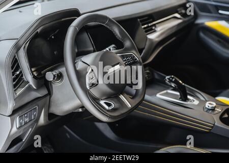 Zaporozhye, Ukraine- novembre 10 2019 : vue détaillée du volant de la voiture. Tableau de bord de la voiture. Écran de navigation. Détails modernes de l'intérieur de la voiture. Banque D'Images