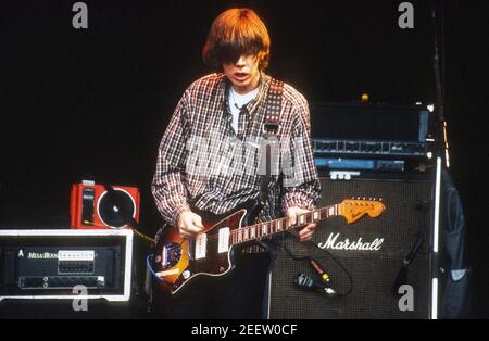 Sonic Youth se exécutant au Glastonbury Festival 1998, Worth Farm, Somerset, Angleterre, Royaume-Uni. Banque D'Images