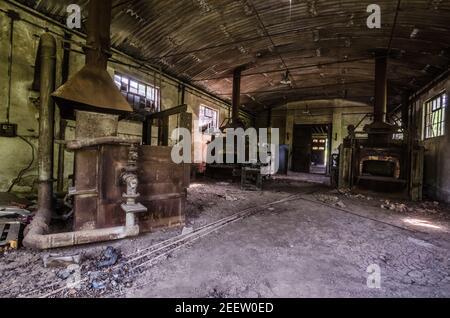 ancienne salle abandonnée avec une forge avec outil Banque D'Images