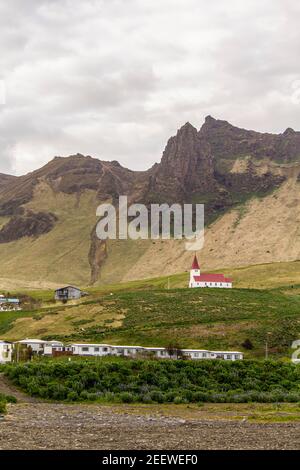 Église de Vik i Myrdal, montagnes en arrière-plan, Islande Banque D'Images