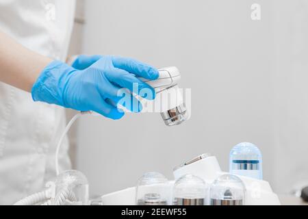 Trichologue avec un trichoscope dans sa main de près. Espace de copie de concept Trichology. Banque D'Images