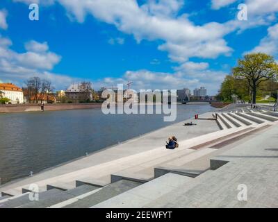 Boulevard dans la ville de Wroclaw par beau temps nuageux Banque D'Images