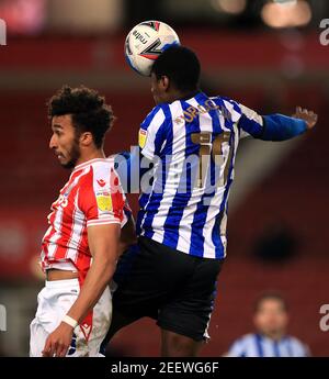 Jacob Brown de Stoke City et Osaze Urhoghide de Sheffield Wednesday se battent pour le ballon lors du championnat Sky Bet au stade Bet365, Stoke-on-Trent. Date de la photo: Mardi 16 février 2021. Banque D'Images