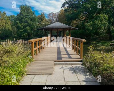 Tour en bois avec pont en bois dans le jardin japonais Banque D'Images