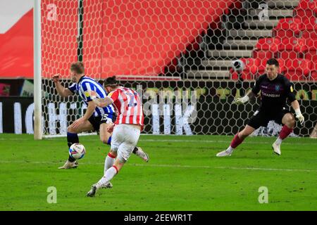 Stoke on Trent, Royaume-Uni. 16 février 2021. Steven Fletcher #21 de Stoke City voit son tir sur but bloqué par le défenseur à Stoke-on-Trent, Royaume-Uni le 2/16/2021. (Photo de Conor Molloy/News Images/Sipa USA) crédit: SIPA USA/Alay Live News Banque D'Images