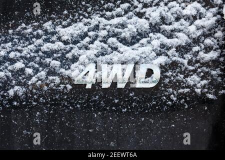 une abréviation 4wd - quatre roues motrices - sur le dos de voiture noir sale, avec de la neige Banque D'Images