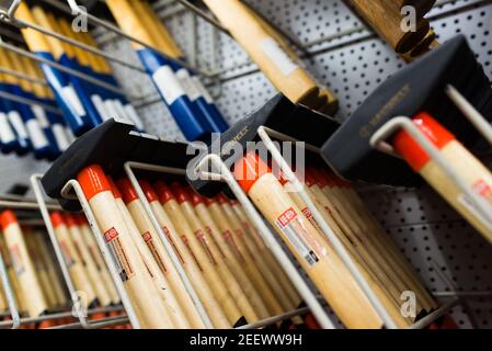 Plusieurs types de clés sur le rack à vendre dans l'entrepôt de construction Banque D'Images