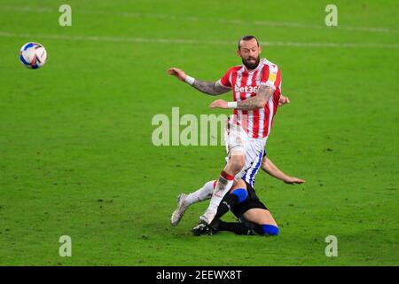 Stoke on Trent, Royaume-Uni. 16 février 2021. Steven Fletcher #21 de Stoke City est abordé par Sam Hutchinson #6 de Sheffield mercredi à Stoke-on-Trent, Royaume-Uni le 2/16/2021. (Photo de Conor Molloy/News Images/Sipa USA) crédit: SIPA USA/Alay Live News Banque D'Images