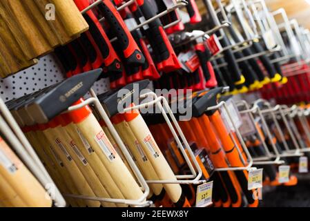 Plusieurs types de clés sur le rack à vendre dans l'entrepôt de construction Banque D'Images