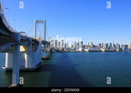 Vue sur le pont Rainbow de la baie de Tokyo et le centre de Tokyo Banque D'Images