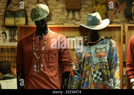 Mannequins pour hommes et femmes vêtus de vêtements décontractés. Banque D'Images