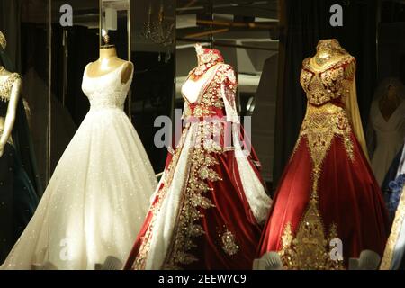 Robes de mariage traditionnelles turques sur mannequins. Banque D'Images