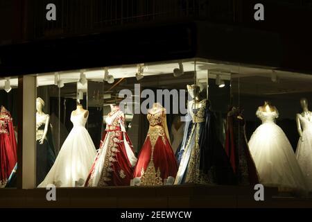 Robes exposées dans la fenêtre d'un magasin. Banque D'Images