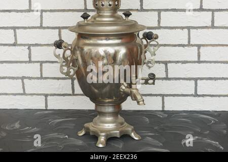 Métal russe samovar sur bois. Tradition de thé, théière vintage. Gros plan. Banque D'Images