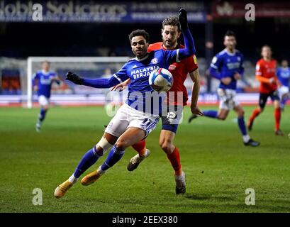 Josh Murphy de Cardiff (à gauche) et Tom Lockyer de Luton Town se battent pour le ballon lors du match de championnat Sky Bet à Kenilworth Road, Luton. Date de la photo: Mardi 16 février 2021. Banque D'Images