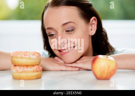 Faire des choix sains entre fille/aliments malsains Banque D'Images