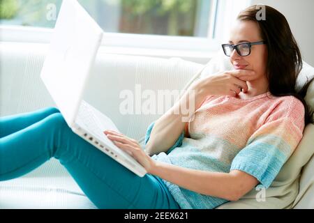 Femme souriant en utilisant un ordinateur portable Banque D'Images