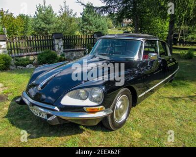 La ville de Kroczyce en été Citroën DS 20 Pallas dans le parc Banque D'Images