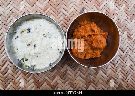 Chutneys sud-indiens chutney à la noix de coco blanche et chutney au gingembre rouge qui est servi avec des petits déjeuners comme dosa idli vada et uttapam. Allam chutney de Banque D'Images