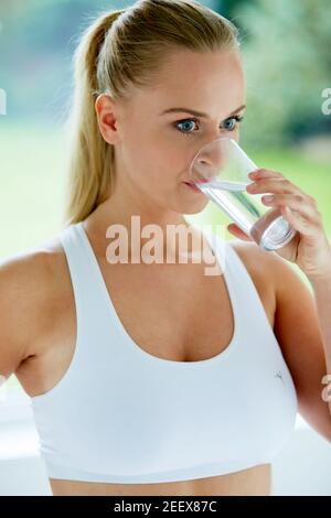 Femme à boire le verre de l'eau Banque D'Images