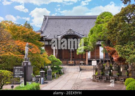 tokyo, japon - novembre 10 2020 : jardin intérieur du temple de sept dieux du bonheur de Sumida nommé Tamonji orné de statues bouddhistes et de momi Banque D'Images