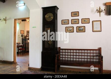 Ancien manoir de campagne, lieu de naissance du célèbre poète polonais Adam Mickiewicz, intérieur avec une ancienne horloge pendule, Navahrudak, Biélorussie Banque D'Images