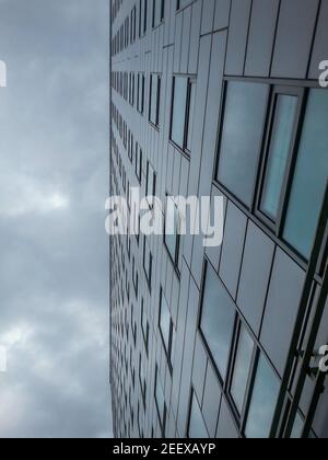 Regardez les nuages qui se reflètent dans le bâtiment de l'entreprise Banque D'Images