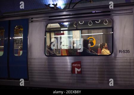 LISBONNE, PORTUGAL - 2 FÉVRIER : des personnes à l'intérieur d'une voiture de métro portent des masques protecteurs en raison de l'envid19 à Lisbonne, le 2 février 2021. La Lisbon Subway Company a enregistré une perte de revenus due à la pandémie de Covid-19 en 2020, ainsi qu'une perte de 50% des passagers. En termes de chiffre d'affaires, la situation n'a pas été aussi dramatique en raison du soutien de l'État, sinon elle serait de l'ordre de 59 millions d'euros. Banque D'Images