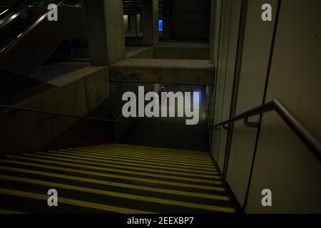 LISBONNE, PORTUGAL - 2 FÉVRIER : une personne qu'on voit marcher à l'intérieur d'une station de métro pour prendre le métro à Lisbonne, le 2 février 2021. La Lisbon Subway Company a enregistré une perte de revenus due à la pandémie de Covid-19 en 2020, ainsi qu'une perte de 50% des passagers. En termes de chiffre d'affaires, la situation n'a pas été aussi dramatique en raison du soutien de l'État, sinon elle serait de l'ordre de 59 millions d'euros. Banque D'Images